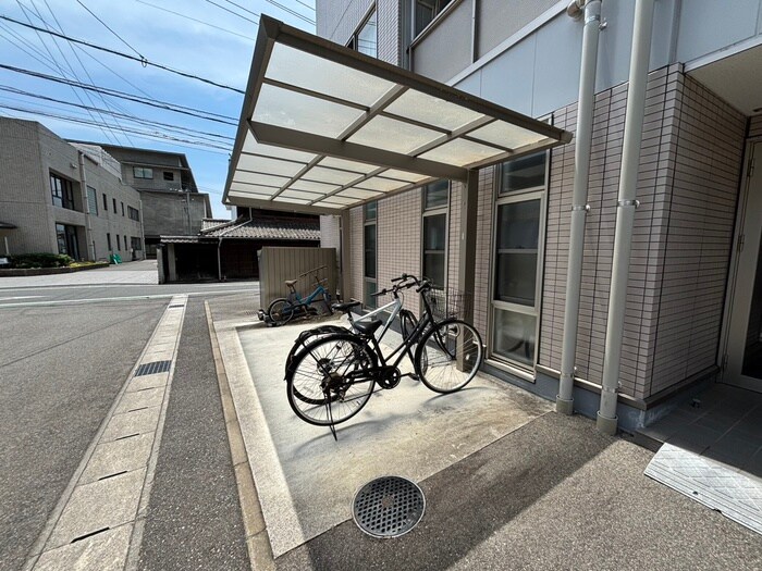 物件外観写真4　(駐輪場)