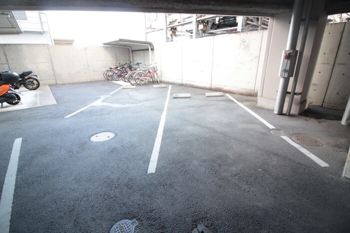 物件外観写真3　(駐車場)