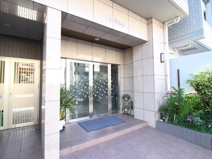 物件外観写真2　(エントランス部分)