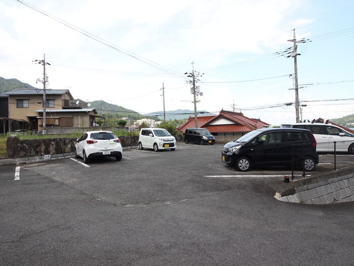 物件外観写真4　(駐車場)