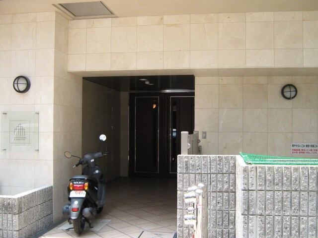 物件外観写真2　(エントランス部分)