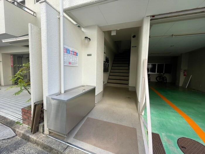 物件外観写真3　(エントランス部分)