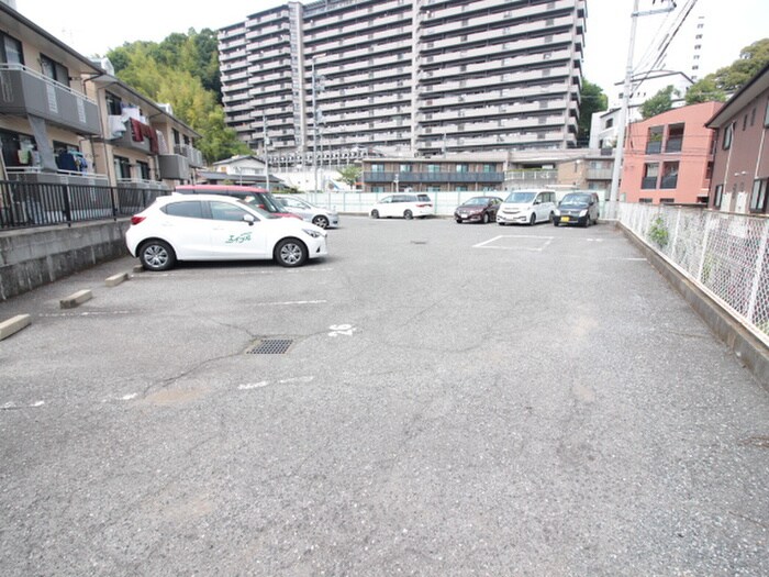 物件外観写真3　(駐車場)