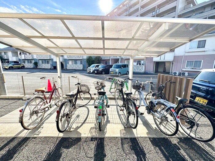 物件外観写真4　(駐輪場)