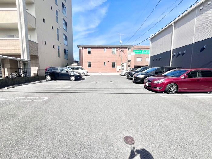 物件外観写真3　(駐車場)