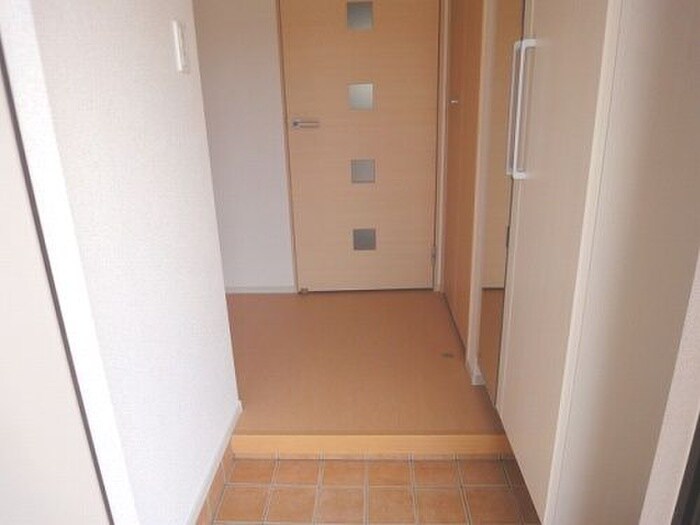 物件内観写真12　(玄関)