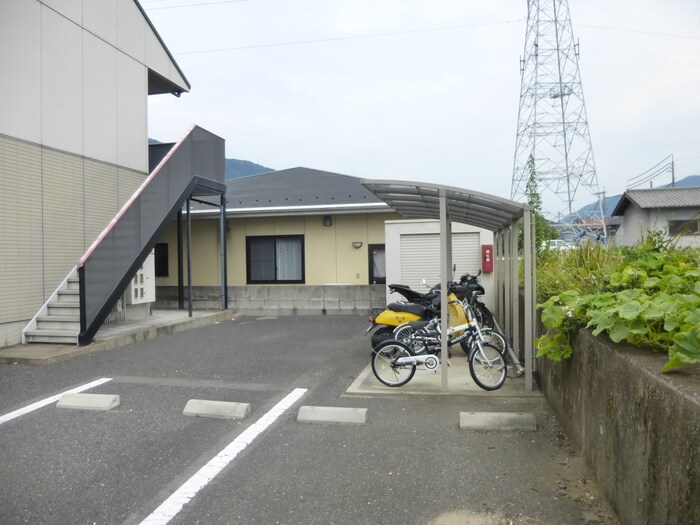 物件外観写真3　(駐輪場)