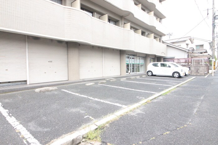 物件外観写真4　(駐車場)