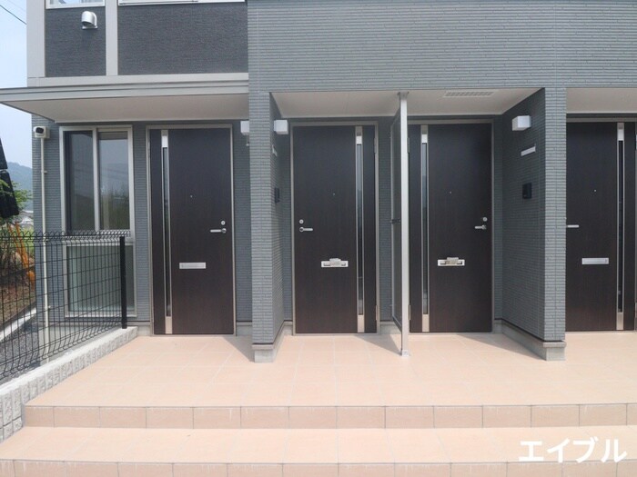 物件外観写真5　(エントランス部分)