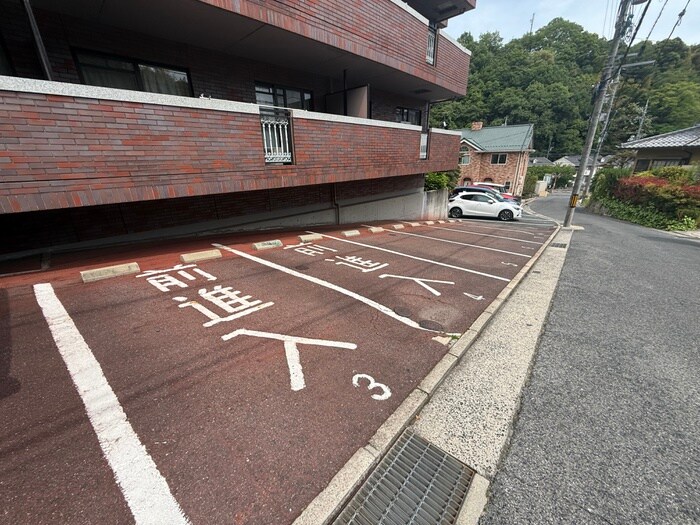 物件外観写真3　(駐車場)