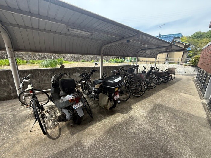 物件外観写真4　(駐輪場)