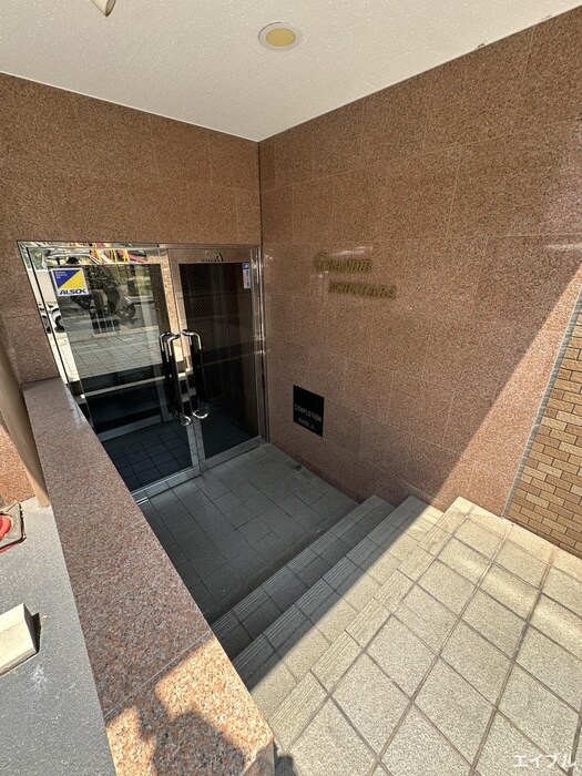 物件外観写真5　(エントランス部分)