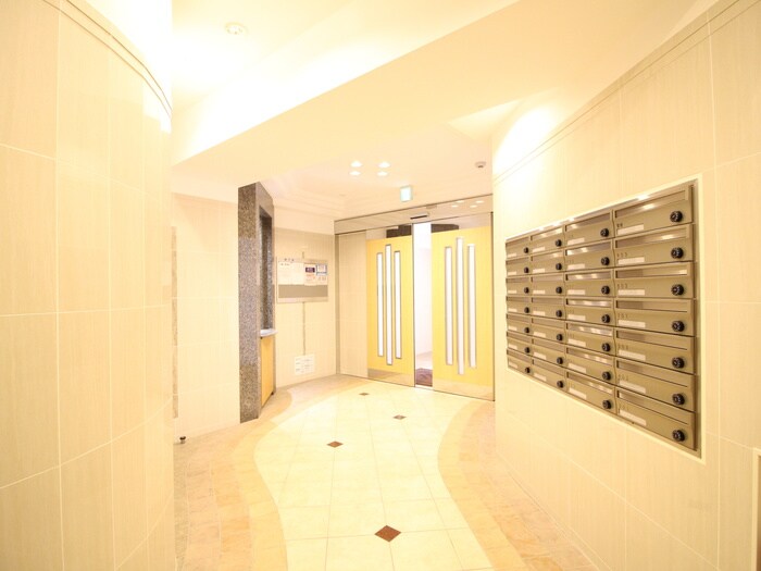 物件外観写真2　(エントランス部分)