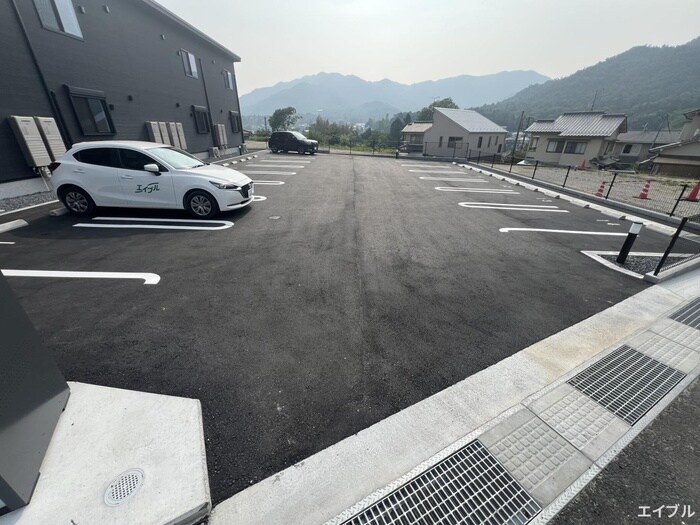 物件外観写真6　(駐車場)