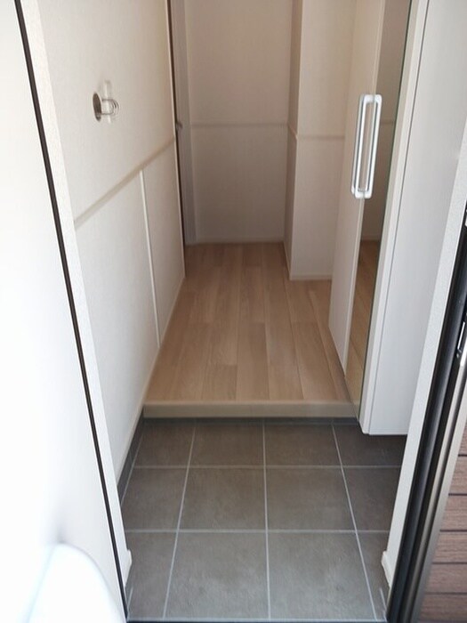 物件内観写真13　(玄関)