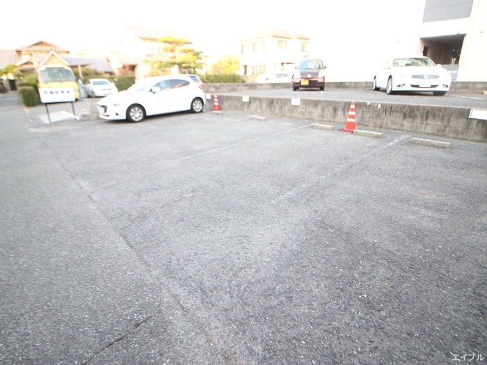 物件外観写真6　(駐車場)