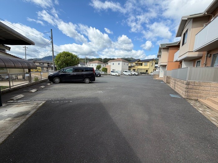 物件外観写真2　(駐車場)