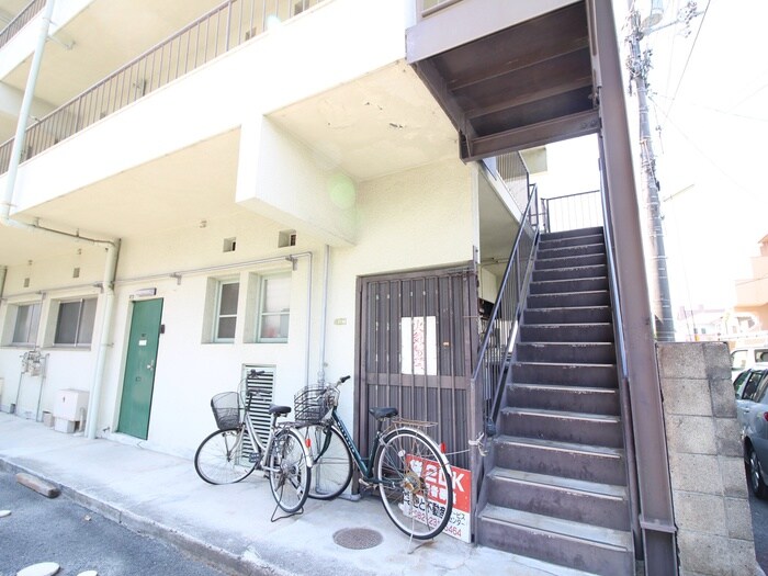 物件外観写真3　(エントランス部分)