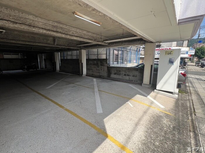 物件外観写真4　(駐車場)