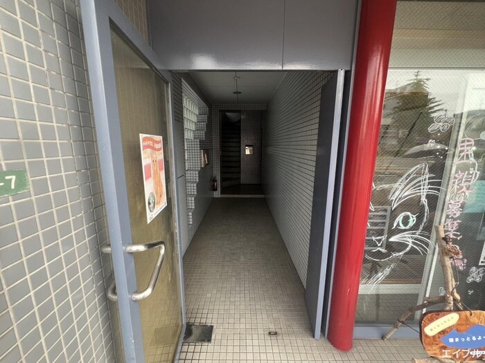 物件外観写真2　(エントランス部分)