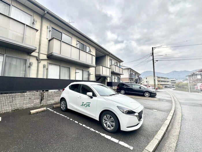 物件外観写真4　(駐車場)