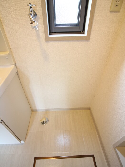 物件内観写真16　(洗濯機置場)