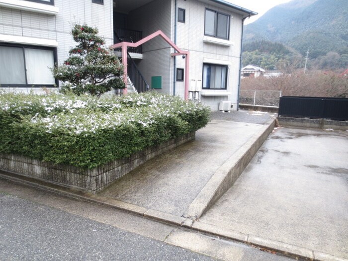 物件外観写真2　(エントランス部分)