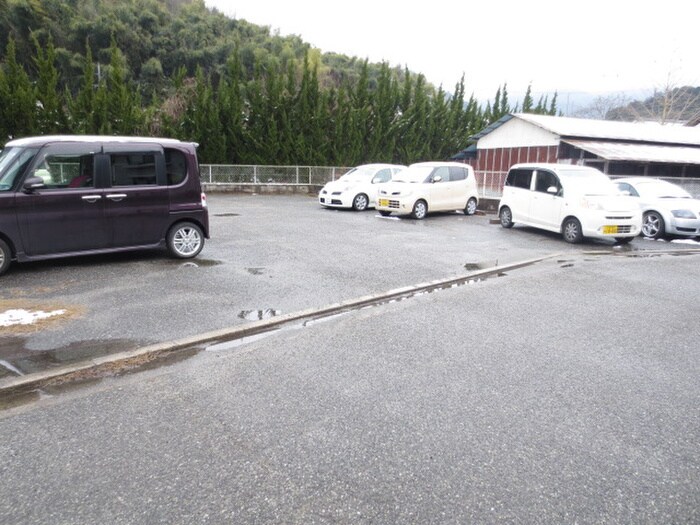 物件外観写真3　(駐車場)