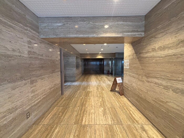 物件外観写真4　(エントランス部分)