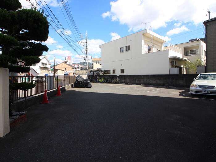 物件外観写真3　(駐車場)