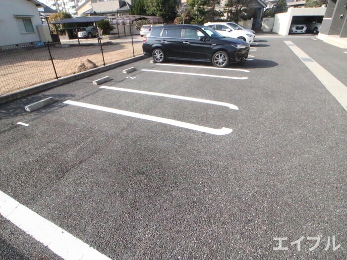 物件外観写真3　(駐車場)