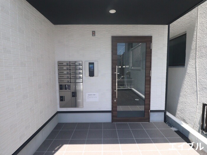 物件外観写真3　(エントランス部分)