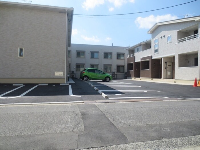 物件外観写真3　(駐車場)