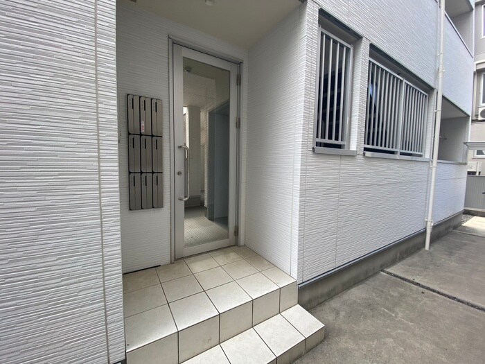 物件外観写真6　(エントランス部分)