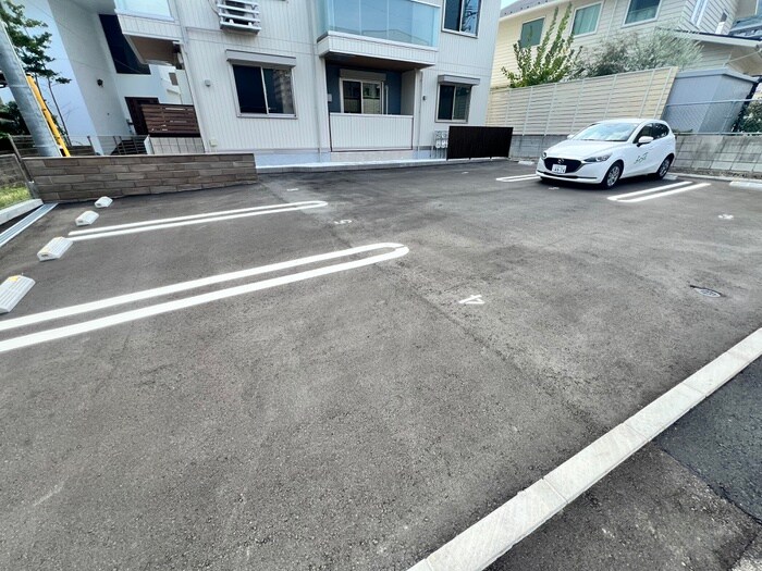 物件外観写真3　(駐車場)