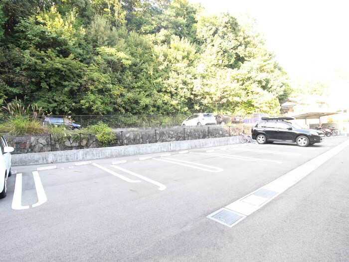物件外観写真4　(駐車場)