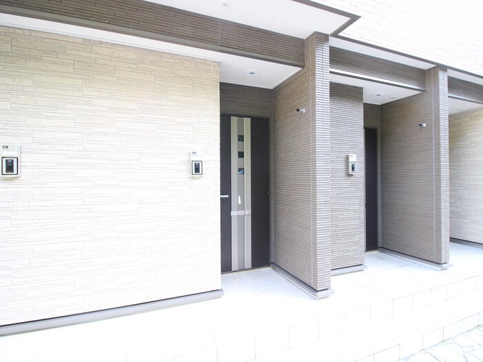 物件外観写真5　(エントランス部分)