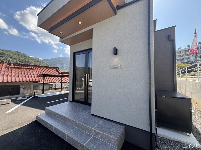 物件外観写真3　(エントランス部分)