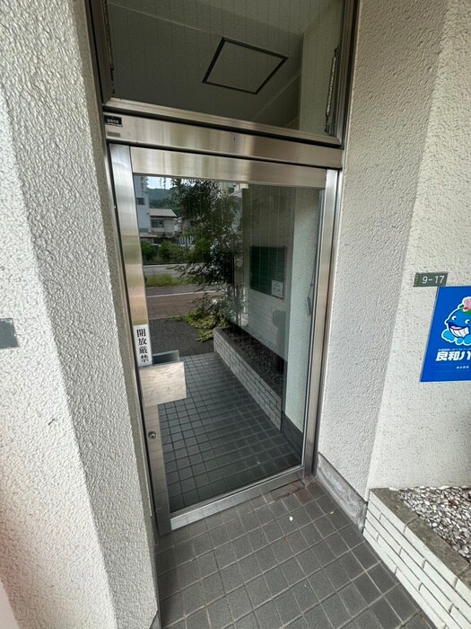 物件外観写真5　(エントランス部分)