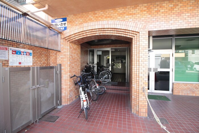 物件外観写真2　(エントランス部分)
