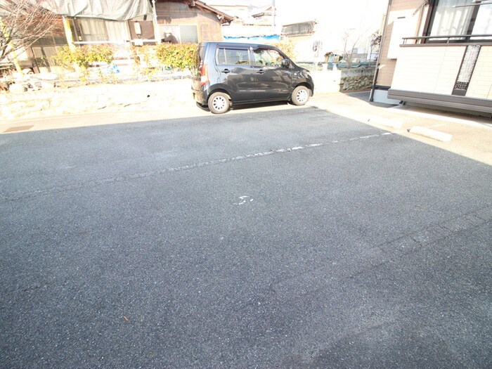 物件外観写真3　(駐車場)