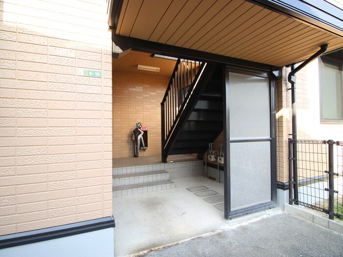 物件外観写真4　(エントランス部分)