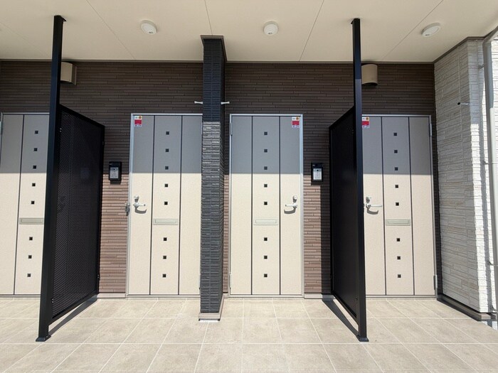 物件外観写真2　(エントランス部分)