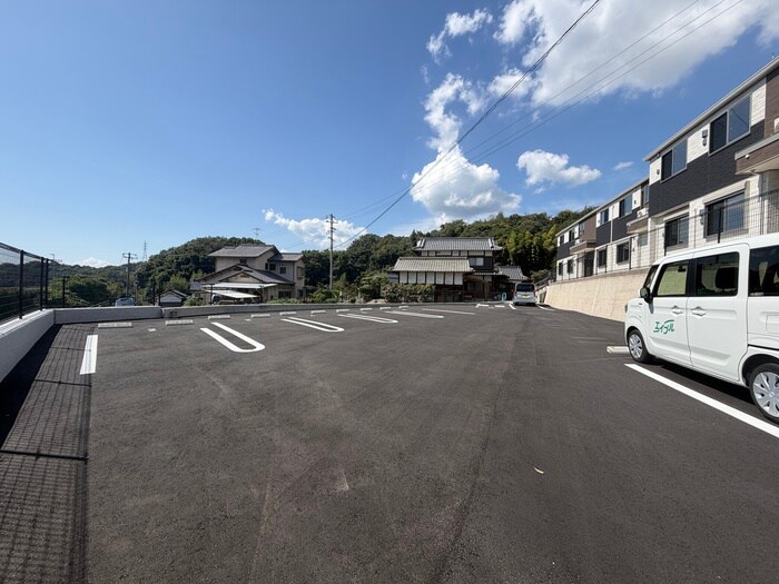 物件外観写真3　(駐車場)