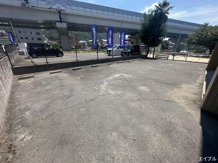 物件外観写真4　(駐車場)