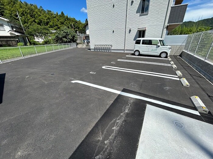 物件外観写真4　(駐車場)