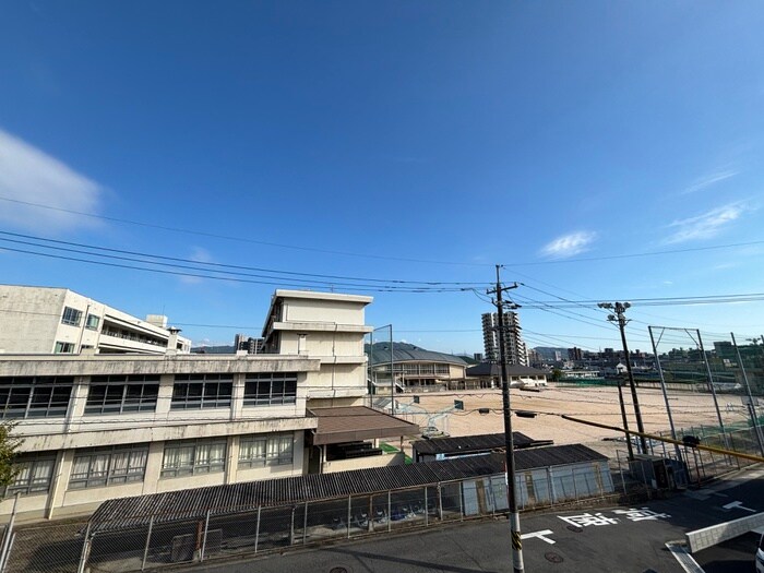 物件内観写真8　(室内からの展望)