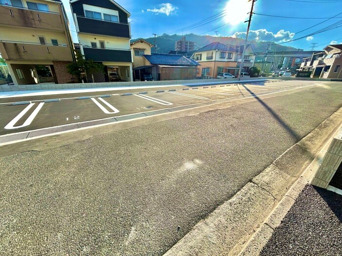 物件外観写真5　(駐車場)