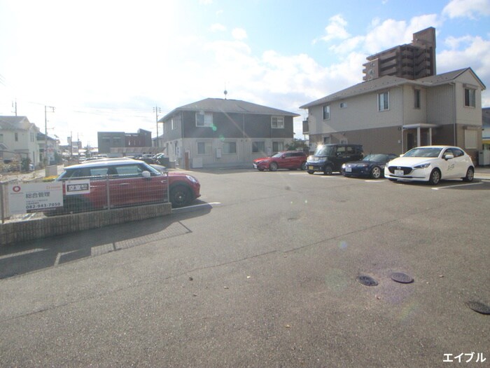 物件外観写真2　(駐車場)