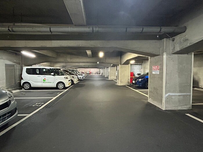 物件外観写真5　(駐車場)